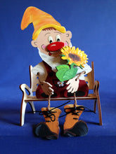Lade das Bild in den Galerie-Viewer, Zwerg aus Holz, Schlenker-Figur Basteln mit Kindern, Dekoration mit Kindern gestalten, Bastelset für Zwerg, Gartenzwerg aus Holz basteln, Jahrsesdeko basteln, Gartendeko mit Kindern malen, Frühjahrsdekoration gestalten, Schlenker Figuren aus Holz zum setzen, Figuren aus Holz basteln, Geschenkideen zum basteln, Bastelset aus Holz, Zwerge zum bemalen, ZWH 4815SB