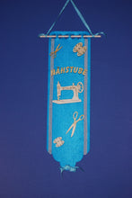 Lade das Bild in den Galerie-Viewer, Türschilder basteln, Nähstube diy mit Zubehör, Basteln mit Kindern, Holzteile bemalen, Ideen aus Holz für Kinderzimmer, Basteln mit Holz, Nähstube Basteln, #Nähmaschinengarnspule zum Basteln, Schneiderwerkstatt zum Bemalen, Holzteilchen zum Anmalen, NAH 2804