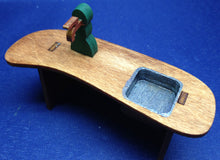 Lade das Bild in den Galerie-Viewer, Theke aus Holz Fairyhouse , Holzartikel zum Basteln , Wichtel als Koch aus Holz, Fairyhousezumbasteln , Theke aus Holz, Wichtellandschaft, Wichtelhaus , Theke für Fairy House, Holzartikel zum Bemalen , Brezenständer aus Holz, Bastelideen für fairy house , Fairyhouse Landschaften , Wichtelhausbasteln, WHL 6553SB