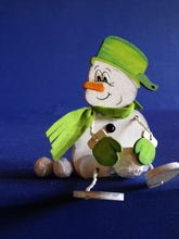 Lade das Bild in den Galerie-Viewer, Schneemann aus Holz, Schlenker-Figur Bastelidee Winter, Schneemann aus Holz basteln, Schneemann zum setzen malen, Weihnachtsbasteln, Bastelset Weihnachten, basteln mit Kindern im Winter, Weihnachtsdekoration, Schneemann aus Holz gestalten, weihnachtliches Bastelset, basteln mit Holz, Weihnachtsdeko gestalten, Geschenkidee für Weihnachten, Weihnachtsdekoration, weihnachtliches Bastelset, basteln mit Holz, Weihnachtsdeko gestalten, basteln mit Kindern im Winter, Geschenkidee für Weihnachten, Schneemann zum