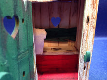 Lade das Bild in den Galerie-Viewer, Klohaus klein aus Holz Holzartikel zum Bemalen, Wichteltürbasteln, Fenster und Türen zum Basteln, Holzartikel zum Basteln, Klohaus aus Holz , Klohaus für Landschaft, Fairy House, Fairy House Landschaften, Wichtellandschaft , Fenster und Türen aus Holz, Landschaften, Fenster und Türen zum Basteln, WHL 8510SB