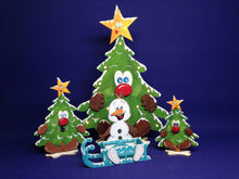 Lade das Bild in den Galerie-Viewer, Schneemann "Snowy" mit Schlitten aus Holz Schneemann aus Holz gestalten, Weihnachtsbasteln, Bastelset Weihnachten, basteln mit Holz, Geschenkidee für Weihnachten, basteln mit Kindern im Winter, Schneemann zum setzen malen, Bastelidee Winter, Weihnachtsdekoration, Weihnachtsdeko gestalten, weihnachtliches Bastelset, Schneemann aus Holz basteln, basteln mit Kindern im Winter, Schneemann aus Holz basteln, Weihnachtsdekoration, Geschenkidee für Weihnachten, Weihnachtsbasteln, basteln mit Holz, Schneemann aus