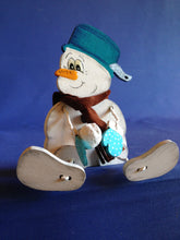 Lade das Bild in den Galerie-Viewer, Schneemann aus Holz, Schlenker-Figur Bastelidee Winter, Weihnachtsdeko gestalten, Schneemann aus Holz gestalten, Schneemann aus Holz basteln, Weihnachtsdekoration, weihnachtliches Bastelset, Weihnachtsbasteln, Schneemann zum setzen malen, basteln mit Kindern im Winter, Geschenkidee für Weihnachten, basteln mit Holz, Bastelset Weihnachten, weihnachtliches Bastelset, Schneemann zum setzen malen, Weihnachtsbasteln, basteln mit Holz, Bastelidee Winter, basteln mit Kindern im Winter, Schneemann aus Holz gestal
