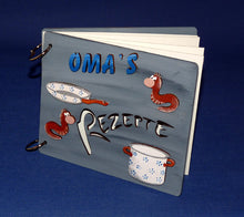 Lade das Bild in den Galerie-Viewer, Scrapbook "Rezepte" aus Holz und 6 Einlegeseiten Fotoalbum gestalten, Fotoalbum zum Basteln, Scrapbooks, Fotoalbum diy, Fotoalbum Gestaltungsideen, Fotoalbuminspiration, Scrapbookideen, Fotoalbum scrapbooking, Fotoalbum zum Bemalen, Fotoalbum Gestaltungsideen, Fotoalbum zum Bemalen, Fotoalbum gestalten, Fotoalbum scrapbooking, Fotoalbum diy, Fotoalbuminspiration, Scrapbooks, Scrapbookideen, Fotoalbum zum Basteln, MEB 4225