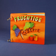 Lade das Bild in den Galerie-Viewer, Scrapbook "Rezepte" aus Holz und 6 Einlegeseiten Fotoalbum scrapbooking, Fotoalbum Gestaltungsideen, Fotoalbum diy, Scrapbooks, Fotoalbum zum Basteln, Scrapbookideen, Fotoalbum gestalten, Fotoalbum zum Bemalen, Fotoalbuminspiration, Fotoalbum scrapbooking, Scrapbookideen, Fotoalbum zum Bemalen, Fotoalbuminspiration, Fotoalbum zum Basteln, Scrapbooks, Fotoalbum diy, Fotoalbum gestalten, Fotoalbum Gestaltungsideen, MEB 4225