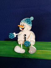 Lade das Bild in den Galerie-Viewer, Schneemann Eisy aus Holz, Schlenker-Figur Weihnachtsbasteln, Weihnachtsdekoration, Schneemann aus Holz basteln, basteln mit Kindern im Winter, Weihnachtsdeko gestalten, Bastelset Weihnachten, basteln mit Holz, Geschenkidee für Weihnachten, weihnachtliches Bastelset, Bastelidee Winter, Schneemann aus Holz gestalten, Schneemann zum setzen malen, basteln mit Holz, Schneemann aus Holz gestalten, weihnachtliches Bastelset, Schneemann zum setzen malen, Bastelset Weihnachten, Weihnachtsdekoration, Bastelidee Win
