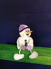 Lade das Bild in den Galerie-Viewer, Schneemann Eisy aus Holz, Schlenker-Figur basteln mit Kindern im Winter, Schneemann zum setzen malen, Bastelset Weihnachten, Schneemann aus Holz basteln, weihnachtliches Bastelset, Weihnachtsdeko gestalten, Weihnachtsdekoration, basteln mit Holz, Schneemann aus Holz gestalten, Weihnachtsbasteln, Bastelidee Winter, Geschenkidee für Weihnachten, Bastelset Weihnachten, weihnachtliches Bastelset, basteln mit Kindern im Winter, Bastelidee Winter, Weihnachtsbasteln, Geschenkidee für Weihnachten, Schneemann aus