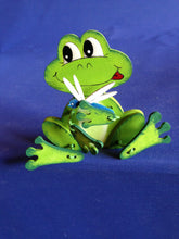 Lade das Bild in den Galerie-Viewer, Frosch aus Holz,
Schlenker-Figur mit Papierdraht-Armen und Beinen Schlenker Tiere aus Holz zum setzen, Tiere aus Holz basteln, Frosch zu bemalen, Dekoration mit Kindern gestalten, mit Kindern malen, Frühjahrsdekoration gestalten, Basteln mit Kindern, Frösche aus Holz basteln, Bastelset für Bauernhof, Jahrsesdeko basteln, Bastelset aus Holz, Frühjahrsdekoration gestalten, Frösche aus Holz basteln, Dekoration mit Kindern gestalten, Bastelset für Bauernhof, Jahrsesdeko basteln, Bastelset aus Holz, Frosch zu