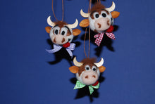 Lade das Bild in den Galerie-Viewer, Kuh Kopf Fanny Bastelsets zum Trockenfilzen/Nadelfilzen Bastelideen zum Filzen, Kuh zum Filzen, Filzen mit Kindern, Lustige Figuren zum Filzen, Basteln mit Kindern, Basteln mit Filz, Filzset, Tiere trocken filzen, Nadelfizen, Lustige Figuren zum Filzen, Filzset, Tiere trocken filzen, Nadelfizen, Basteln mit Kindern, Filzen mit Kindern, Basteln mit Filz, Kuh zum Filzen, Bastelideen zum Filzen, RGH 6204SB