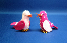 Lade das Bild in den Galerie-Viewer,   Bastelideen zum Geburtstag, Vogel aus Filz, Bastelideen für Kinder, Frühlingsideen, Dekoidee Frühling, Bastelideen für Mama, Nähen für Anfänger, Nähen für Kinder, Basteln mit Kindern, Nähen mit Kindern, Vogel Nähset, Basteln im Frühling, Bastelideen für Oma, Muttertag, Basteln für den Frühling, Geschenkidee,  NVL 3807-P35