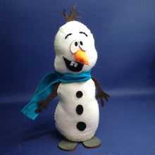 Lade das Bild in den Galerie-Viewer, Schneemann aus Filz zum Nähen Geschenkidee Weihnachten, Schneemann Nähset, Schneemann nähen, Weihnachtsgeschenke, Basteln mit Kindern Winter, Nähen für Kinder, Nähen für Anfänger, Schneemann basteln, Basteln Weihnachtszeit, Weihnachtsbasteln, Bastelideen Nikolaus, Nähen mit Kindern, Weihnachtsgeschenke nähen, Bastelideen aus Filz, Basteln mit Kindern Weihnachten einfach, Geschenkidee Nikolaus, SEF 6517SB-57