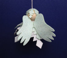 Lade das Bild in den Galerie-Viewer, Engel aus Filz; eisblau Engel basteln, Figuren aus Filz basteln, Engel aus Filz basteln, Engel mit Kindern gestalten, Filzfiguren nähen, Deko mit Kindern fädeln, Fädeln mit Kindern, Winterdekoration basteln, Fensterfiguren basteln, Weihnachtsdeko fädeln, ENF 6380SB
