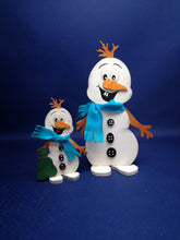 Lade das Bild in den Galerie-Viewer, Schneemann "Snowy" aus Holz, Standfigur Bastelidee Winter, Weihnachtsdeko gestalten, Bastelset Weihnachten, basteln mit Kindern im Winter, Schneemann zum setzen malen, Weihnachtsbasteln, Schneemann aus Holz gestalten, weihnachtliches Bastelset, Weihnachtsdekoration, Schneemann aus Holz basteln, basteln mit Holz, Geschenkidee für Weihnachten, Weihnachtsbasteln, Schneemann aus Holz basteln, weihnachtliches Bastelset, Weihnachtsdeko gestalten, Geschenkidee für Weihnachten, basteln mit Kindern im Winter, bast