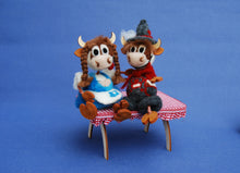 Lade das Bild in den Galerie-Viewer, Kuh Funny Schlenker Bastelsets zum Trockenfilzen /
Nadelfilzen Kuh zum Filzen, Basteln mit Kindern, Filzset, Nadelfizen, Lustige Figuren zum Filzen, Basteln mit Filz, Tiere trocken filzen, Filzen mit Kindern, Bastelideen zum Filzen, Kuh zum Filzen, Tiere trocken filzen, Basteln mit Filz, Nadelfizen, Bastelideen zum Filzen, Filzset, Filzen mit Kindern, Lustige Figuren zum Filzen, Basteln mit Kindern, RGH 6704SB