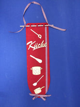 Lade das Bild in den Galerie-Viewer, Küche Schriftzug in Schreibschrift aus Holz Basteln mit Holz, Holzteile bemalen, Schriftzüge aus Holz, Schriftzug Bastelartikel, Schriftzüge bemalen, Eingangsschild, Holzkunst, Geschenke verzieren, Küche Schriftzug, Bastelideen mit Holz, Eingangsschild, Basteln mit Holz, Küche Schriftzug, Schriftzug Bastelartikel, Schriftzüge bemalen, Holzteile bemalen, Bastelideen mit Holz, Schriftzüge aus Holz, Holzkunst, Geschenke verzieren, SZH 6412