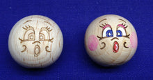 Lade das Bild in den Galerie-Viewer, singend Gesichter für Blumenkinder, Kinderbasteln, Holzkugel mit Gesicht, Basteln mit Kinder, Gesicht, Zubehör Blumenkinder, Kugel mit Gesicht, Gesichter für Blumenkinder, Kugel mit Gesicht, Basteln mit Kinder, Zubehör Blumenkinder, Kinderbasteln, Gesicht, Holzkugel mit Gesicht, KUG 1425