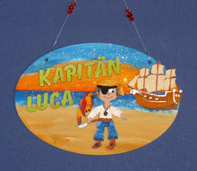 Lade das Bild in den Galerie-Viewer, Schiff aus Holz, Dreimaster Pirat basteln, Holzteile bemalen, Piratenschiff zum Bemalen, Pirat diy mit Zubehör, Basteln mit Holz, Basteln mit Kindern, Türschilder basteln, Holzteilchen zum Anmalen,  Holzteilchen zum Anmalen, Türschilder basteln, Pirat basteln, Pirat diy mit Zubehör, Basteln mit Holz, Holzteile bemalen, Basteln mit Kindern, Piratenschiff zum Bemalen,  PRH 2320