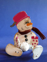 Lade das Bild in den Galerie-Viewer, Schneemann aus Holz, Schlenker-Figur Weihnachtsdekoration, Weihnachtsdeko gestalten, basteln mit Kindern im Winter, Schneemann aus Holz gestalten, Bastelidee Winter, Bastelset Weihnachten, Weihnachtsbasteln, Geschenkidee für Weihnachten, basteln mit Holz, weihnachtliches Bastelset, Schneemann aus Holz basteln, Schneemann zum setzen malen, basteln mit Holz, Weihnachtsdeko gestalten, Bastelset Weihnachten, Schneemann zum setzen malen, basteln mit Kindern im Winter, Weihnachtsbasteln, Schneemann aus Holz bas