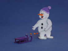 Lade das Bild in den Galerie-Viewer, Schneemann mit Mütze aus Holz, Standfigur basteln mit Holz, Schneemann aus Holz basteln, Schneemann aus Holz gestalten, basteln mit Kindern im Winter, Weihnachtsdeko gestalten, Geschenkidee für Weihnachten, Schneemann zum setzen malen, weihnachtliches Bastelset, Weihnachtsbasteln, Weihnachtsdekoration, Bastelset Weihnachten, Bastelidee Winter, Geschenkidee für Weihnachten, Schneemann zum setzen malen, Weihnachtsdeko gestalten, basteln mit Kindern im Winter, Bastelset Weihnachten, Schneemann aus Holz gesta