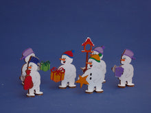 Lade das Bild in den Galerie-Viewer, Schneemann mit Topf aus Holz, Standfigur Schneemann zum setzen malen, basteln mit Holz, Schneemann aus Holz basteln, Bastelidee Winter, Geschenkidee für Weihnachten, weihnachtliches Bastelset, basteln mit Kindern im Winter, Weihnachtsdeko gestalten, Bastelset Weihnachten, Weihnachtsdekoration, Weihnachtsbasteln, Schneemann aus Holz gestalten, Weihnachtsdekoration, Bastelidee Winter, basteln mit Kindern im Winter, Weihnachtsdeko gestalten, Geschenkidee für Weihnachten, Schneemann aus Holz basteln, Schneema