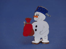 Lade das Bild in den Galerie-Viewer, Schneemann mit Topf aus Holz, Standfigur Schneemann aus Holz basteln, Weihnachtsdekoration, Schneemann zum setzen malen, basteln mit Holz, Bastelidee Winter, Weihnachtsbasteln, basteln mit Kindern im Winter, Schneemann aus Holz gestalten, Bastelset Weihnachten, weihnachtliches Bastelset, Weihnachtsdeko gestalten, Geschenkidee für Weihnachten, Weihnachtsdekoration, Schneemann zum setzen malen, Weihnachtsbasteln, basteln mit Holz, Weihnachtsdeko gestalten, Schneemann aus Holz gestalten, basteln mit Kindern