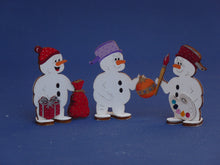 Lade das Bild in den Galerie-Viewer, Schneemann mit Topf aus Holz, Standfigur Weihnachtsbasteln, basteln mit Holz, Schneemann aus Holz gestalten, Bastelset Weihnachten, Weihnachtsdeko gestalten, Bastelidee Winter, Weihnachtsdekoration, Geschenkidee für Weihnachten, Schneemann aus Holz basteln, basteln mit Kindern im Winter, Schneemann zum setzen malen, weihnachtliches Bastelset, Weihnachtsdekoration, Schneemann aus Holz gestalten, Weihnachtsbasteln, basteln mit Holz, Weihnachtsdeko gestalten, weihnachtliches Bastelset, Geschenkidee für Weihn