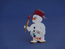 Lade das Bild in den Galerie-Viewer, Schneemann mit Topf aus Holz, Standfigur Geschenkidee für Weihnachten, Weihnachtsdeko gestalten, Bastelset Weihnachten, Schneemann zum setzen malen, Bastelidee Winter, Weihnachtsbasteln, Schneemann aus Holz basteln, basteln mit Holz, Weihnachtsdekoration, Schneemann aus Holz gestalten, basteln mit Kindern im Winter, weihnachtliches Bastelset, basteln mit Holz, Geschenkidee für Weihnachten, basteln mit Kindern im Winter, Bastelidee Winter, weihnachtliches Bastelset, Schneemann aus Holz basteln, Weihnachtsd