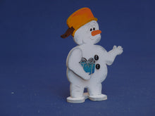 Lade das Bild in den Galerie-Viewer, Schneemann mit Topf aus Holz, Standfigur Bastelidee Winter, Schneemann zum setzen malen, Weihnachtsbasteln, basteln mit Kindern im Winter, Weihnachtsdekoration, Weihnachtsdeko gestalten, Bastelset Weihnachten, basteln mit Holz, Schneemann aus Holz gestalten, weihnachtliches Bastelset, Geschenkidee für Weihnachten, Schneemann aus Holz basteln, Bastelset Weihnachten, Schneemann aus Holz gestalten, basteln mit Kindern im Winter, weihnachtliches Bastelset, Schneemann zum setzen malen, basteln mit Holz, Weihna