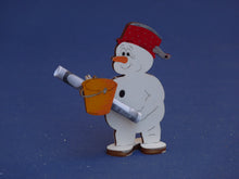 Lade das Bild in den Galerie-Viewer, Schneemann mit Topf aus Holz, Standfigur Weihnachtsdeko gestalten, weihnachtliches Bastelset, Schneemann zum setzen malen, Bastelidee Winter, basteln mit Kindern im Winter, Weihnachtsdekoration, Bastelset Weihnachten, Schneemann aus Holz gestalten, Schneemann aus Holz basteln, Weihnachtsbasteln, basteln mit Holz, Geschenkidee für Weihnachten, basteln mit Kindern im Winter, Weihnachtsdeko gestalten, Weihnachtsbasteln, Schneemann zum setzen malen, weihnachtliches Bastelset, Schneemann aus Holz basteln, Gesc