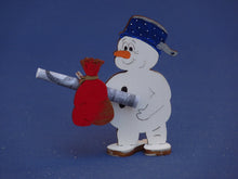 Lade das Bild in den Galerie-Viewer, Schneemann mit Topf aus Holz, Standfigur Bastelidee Winter, Schneemann zum setzen malen, Bastelset Weihnachten, Schneemann aus Holz gestalten, basteln mit Holz, Weihnachtsbasteln, Schneemann aus Holz basteln, basteln mit Kindern im Winter, Weihnachtsdeko gestalten, weihnachtliches Bastelset, Weihnachtsdekoration, Geschenkidee für Weihnachten, Schneemann aus Holz gestalten, weihnachtliches Bastelset, Schneemann aus Holz basteln, basteln mit Kindern im Winter, Weihnachtsbasteln, Weihnachtsdeko gestalten, We