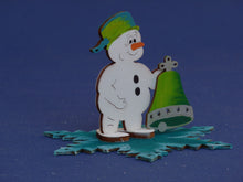 Lade das Bild in den Galerie-Viewer, Schneemann mit Topf aus Holz, Standfigur Schneemann aus Holz basteln, Geschenkidee für Weihnachten, Weihnachtsdeko gestalten, Schneemann zum setzen malen, Bastelidee Winter, weihnachtliches Bastelset, Bastelset Weihnachten, Schneemann aus Holz gestalten, Weihnachtsdekoration, basteln mit Holz, Weihnachtsbasteln, basteln mit Kindern im Winter, Weihnachtsbasteln, Geschenkidee für Weihnachten, Bastelidee Winter, basteln mit Kindern im Winter, Schneemann aus Holz basteln, basteln mit Holz, Schneemann aus Holz
