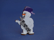 Lade das Bild in den Galerie-Viewer, Schneemann mit Topf aus Holz, Standfigur Weihnachtsdeko gestalten, Weihnachtsdekoration, Bastelset Weihnachten, Weihnachtsbasteln, weihnachtliches Bastelset, Schneemann zum setzen malen, basteln mit Holz, Bastelidee Winter, basteln mit Kindern im Winter, Schneemann aus Holz gestalten, Geschenkidee für Weihnachten, Schneemann aus Holz basteln, basteln mit Kindern im Winter, Weihnachtsbasteln, Weihnachtsdeko gestalten, Geschenkidee für Weihnachten, basteln mit Holz, Bastelset Weihnachten, Schneemann zum set