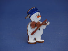 Lade das Bild in den Galerie-Viewer, Schneemann mit Topf aus Holz, Standfigur Bastelset Weihnachten, Weihnachtsdeko gestalten, Geschenkidee für Weihnachten, Schneemann aus Holz gestalten, Schneemann zum setzen malen, Schneemann aus Holz basteln, basteln mit Kindern im Winter, basteln mit Holz, weihnachtliches Bastelset, Weihnachtsdekoration, Weihnachtsbasteln, Bastelidee Winter, Schneemann zum setzen malen, basteln mit Kindern im Winter, basteln mit Holz, Schneemann aus Holz basteln, Weihnachtsbasteln, weihnachtliches Bastelset, Bastelidee W