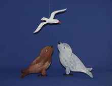 Lade das Bild in den Galerie-Viewer, Robben aus Holz
in verschiedenen Größen Schilder mit Meerestieren gestalten, Basteln mit Kindern, Dekoration mit Kindern gestalten, Fotobuch gestalten, Kleine Tiere aus Holz, Jahrsesdeko basteln, Fotoalbum basteln, Bastelzubehör aus Holz, Meerestiere malen, Maritime Erinnerung basteln, Robben bemalen, Fotoalbum basteln, Kleine Tiere aus Holz, Bastelzubehör aus Holz, Fotobuch gestalten, Maritime Erinnerung basteln, Basteln mit Kindern, Schilder mit Meerestieren gestalten, Robben bemalen, Meerestiere malen,