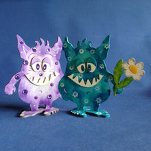 Lade das Bild in den Galerie-Viewer, Monster "Minzi" als Standfigur aus Holz
