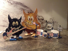 Lade das Bild in den Galerie-Viewer, Monster "Monzi" als Standfigur aus Holz