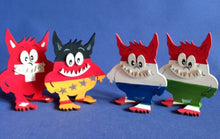 Lade das Bild in den Galerie-Viewer, Monster "Monzi" als Standfigur aus Holz