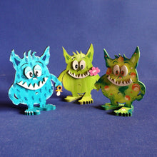Lade das Bild in den Galerie-Viewer, Monster "Minzi" als Standfigur aus Holz