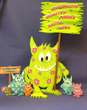 Lade das Bild in den Galerie-Viewer, Monster "Monzi" als Standfigur aus Holz