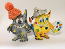 Lade das Bild in den Galerie-Viewer, Monster "Monzi" als Standfigur aus Holz