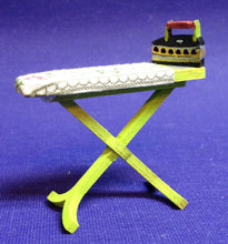 Lade das Bild in den Galerie-Viewer, Näh-Zimmer Zubehörteile aus Holz (Bügelbrett, Nähmaschine, Schneiderreibedarf)