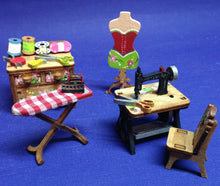 Lade das Bild in den Galerie-Viewer, Näh-Zimmer Zubehörteile aus Holz (Bügelbrett, Nähmaschine, Schneiderreibedarf)