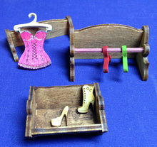 Lade das Bild in den Galerie-Viewer, Näh-Zimmer Zubehörteile aus Holz (Bügelbrett, Nähmaschine, Schneiderreibedarf)