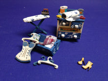 Lade das Bild in den Galerie-Viewer, Näh-Zimmer Zubehörteile aus Holz (Bügelbrett, Nähmaschine, Schneiderreibedarf)