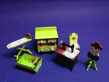 Lade das Bild in den Galerie-Viewer, Näh-Zimmer Zubehörteile aus Holz (Bügelbrett, Nähmaschine, Schneiderreibedarf)