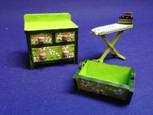 Lade das Bild in den Galerie-Viewer, Näh-Zimmer Zubehörteile aus Holz (Bügelbrett, Nähmaschine, Schneiderreibedarf)