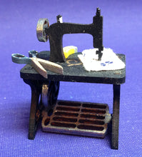 Lade das Bild in den Galerie-Viewer, Näh-Zimmer Zubehörteile aus Holz (Bügelbrett, Nähmaschine, Schneiderreibedarf)