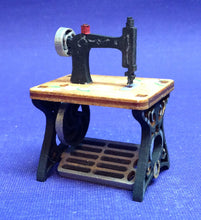 Lade das Bild in den Galerie-Viewer, Näh-Zimmer Zubehörteile aus Holz (Bügelbrett, Nähmaschine, Schneiderreibedarf)