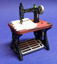 Lade das Bild in den Galerie-Viewer, Näh-Zimmer Zubehörteile aus Holz (Bügelbrett, Nähmaschine, Schneiderreibedarf)
