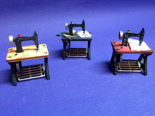 Lade das Bild in den Galerie-Viewer, Näh-Zimmer Zubehörteile aus Holz (Bügelbrett, Nähmaschine, Schneiderreibedarf)